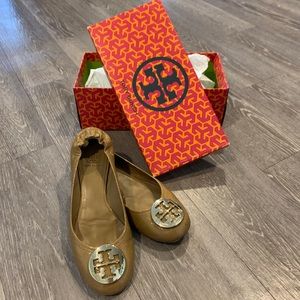 Tory Burch Reva Patent Leather Flat size 8 - Sand